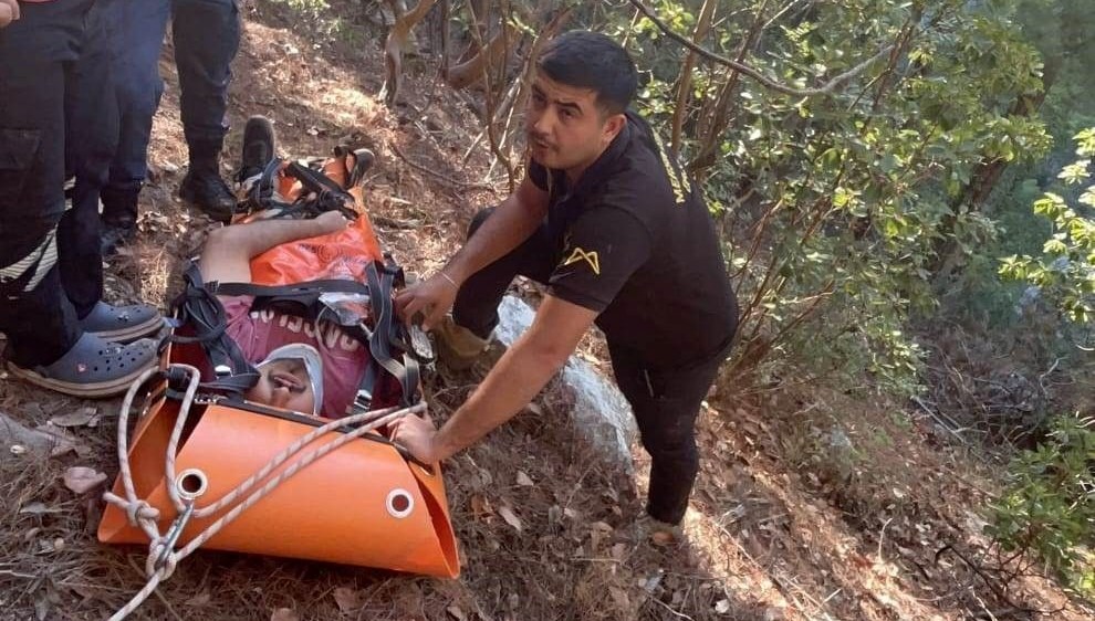 4 saatlik operasyon kayaliklardan dusen kisiyi ekipler kurtardi FhakOe3m