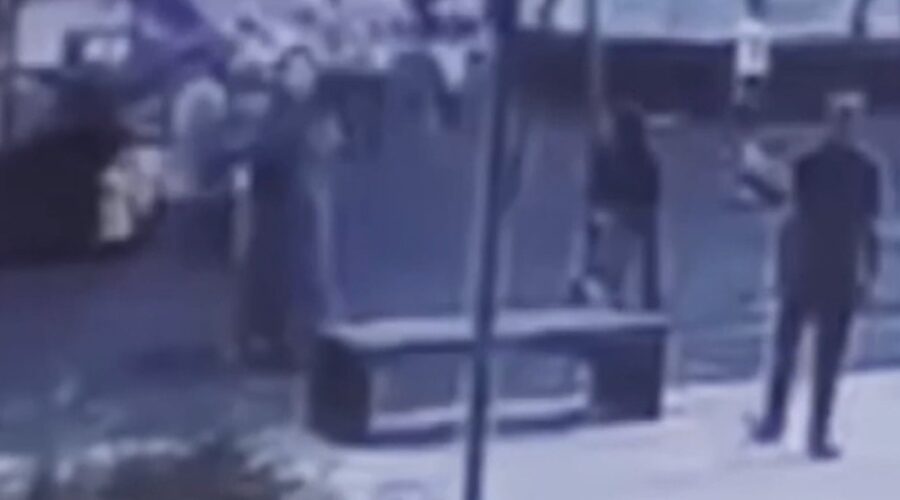 cocuklari parkta dovdu savunmasi pes dedirtti LaZBlKzG