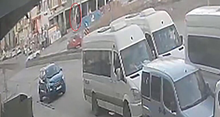 erzurumda feci olay kamerada 7nci kattan dusen isci oldu W3UYv8VF