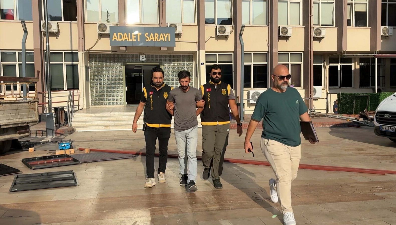 kafedeki hukumluyu musteri gibi davranan polisler yakaladi Q6ZJBOS8