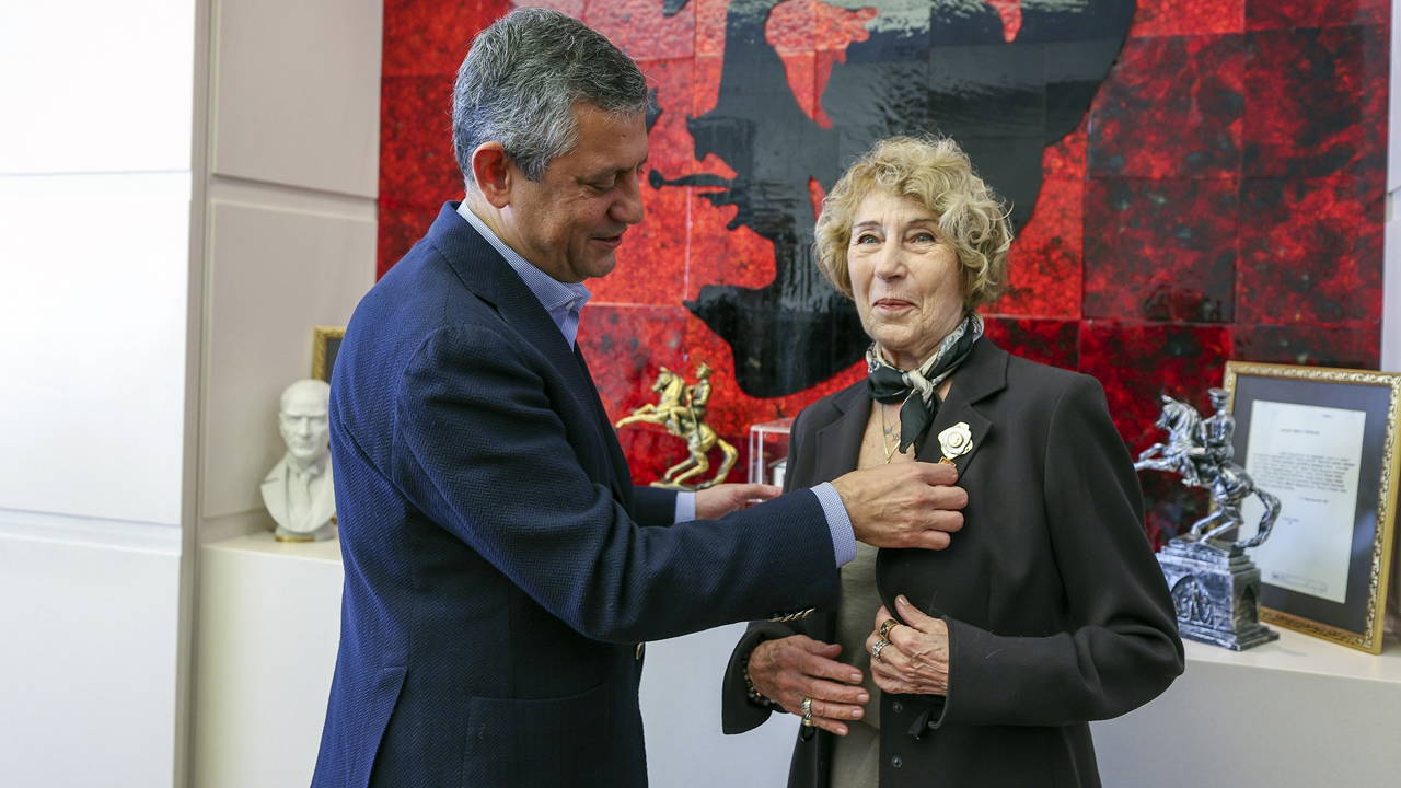 ayse kulin chpye uye oldu rozetini ozgur ozel takti dC7m1bz9