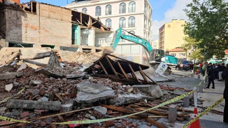 balikesirde deprem sonrasi enkaz kaldirma calismalari basladi ukp5dHFK.jpg