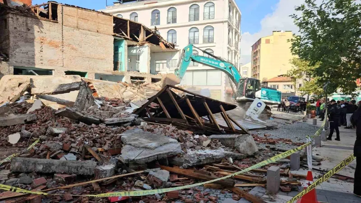 balikesirde deprem sonrasi enkaz kaldirma calismalari basladi ukp5dHFK.jpg