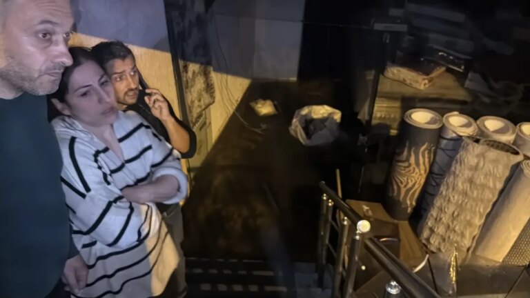 beyoglunda hali dukkani su basti x8vwCY8t.jpg