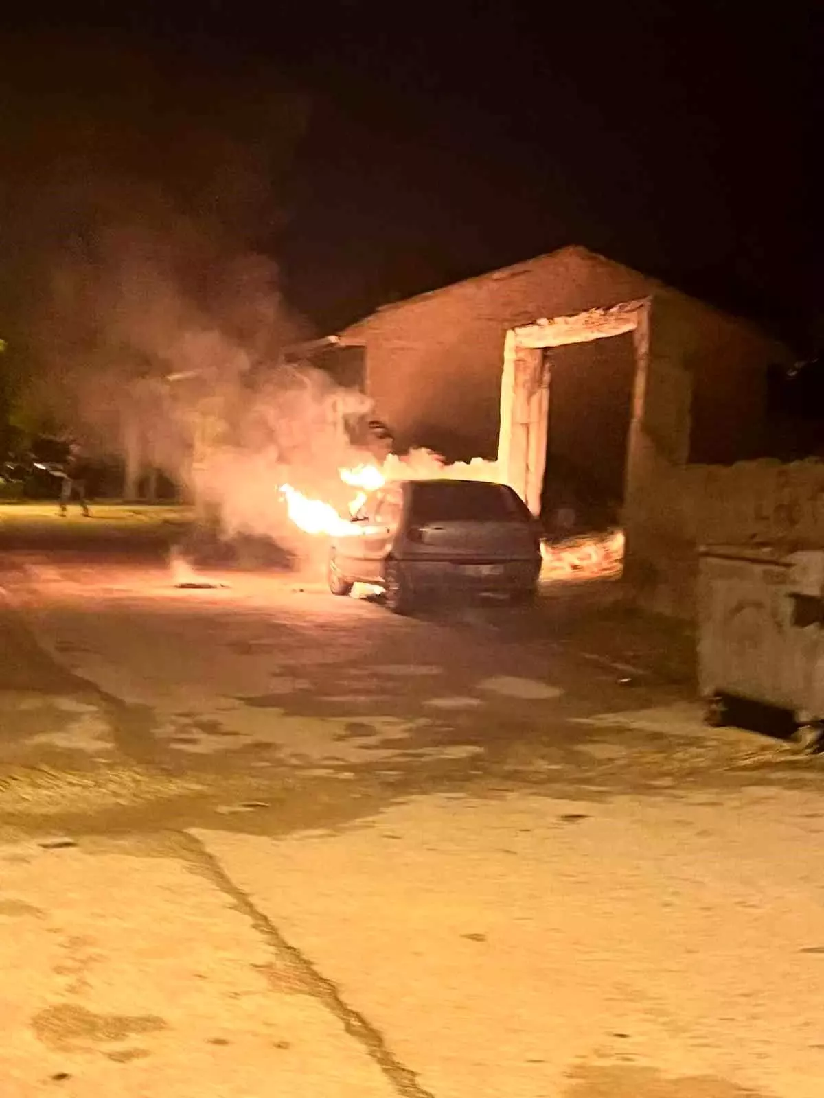 eskisehirde park halindeki otomobil yangini pmKFKyL3.jpg