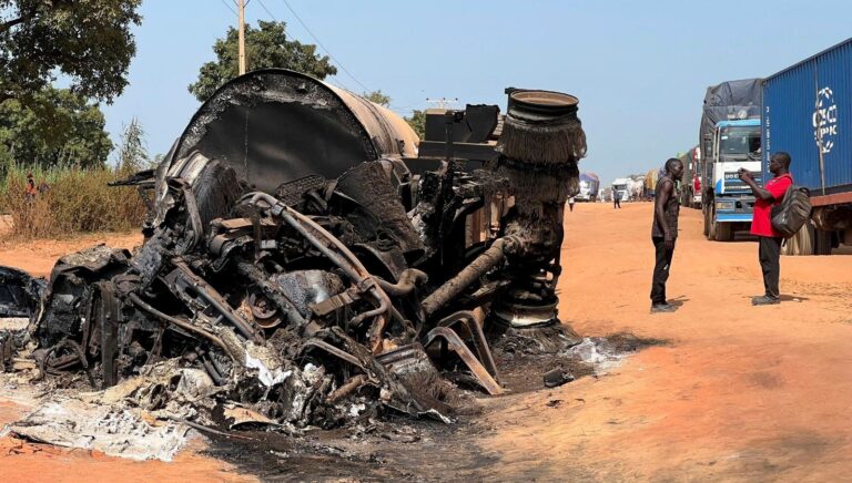 nijeryada minibusle tanker carpisti 12 can kaybi Ge7fJ7Ly.jpg