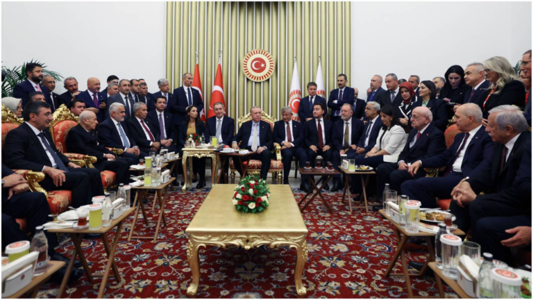 sozcu yazari ozbey zayiflayan akpnin dermani olmaya aday yol arkadaslarinin fotografidir bu lZvhNYZ9