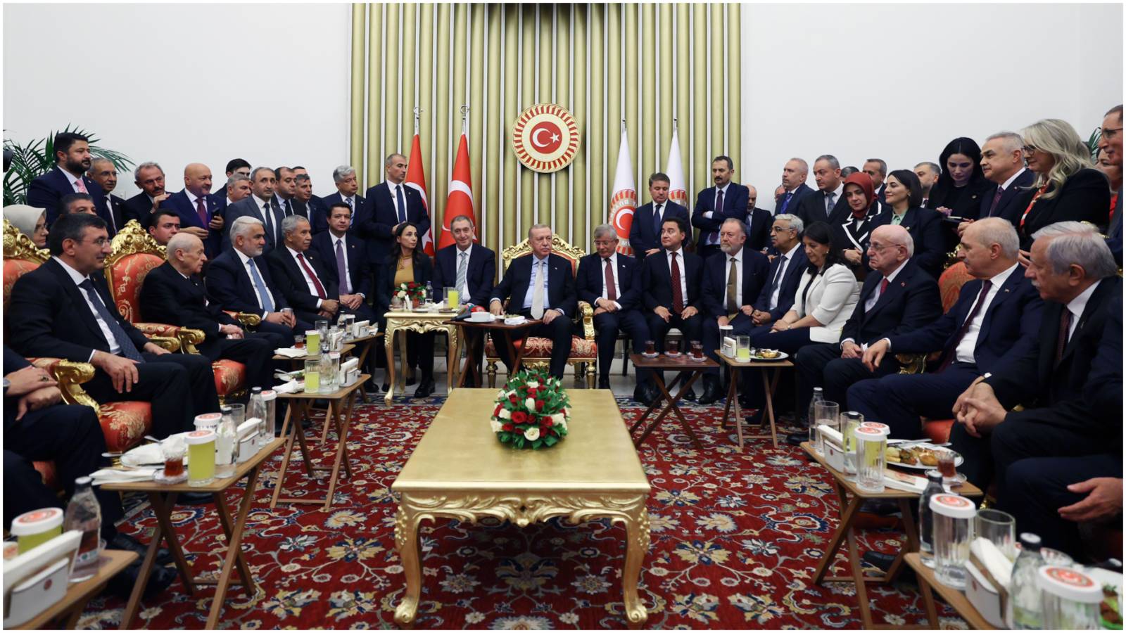 sozcu yazari ozbey zayiflayan akpnin dermani olmaya aday yol arkadaslarinin fotografidir bu lZvhNYZ9