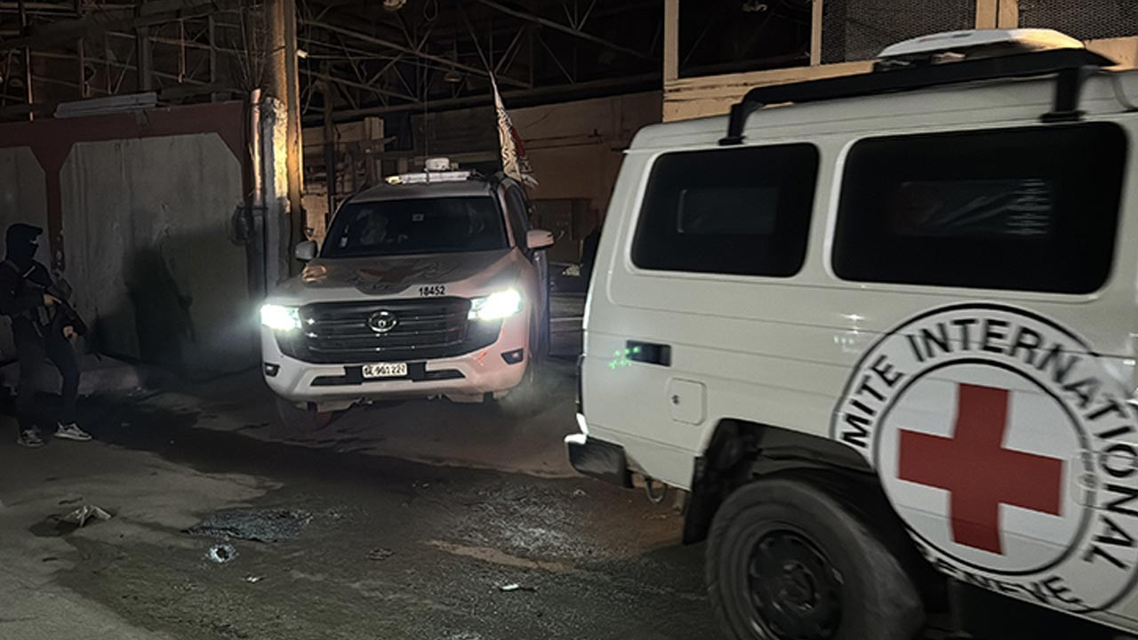 hamas israilli bir esirin cesedini daha kizilhaca teslim etti xLPkk3Ry.jpg