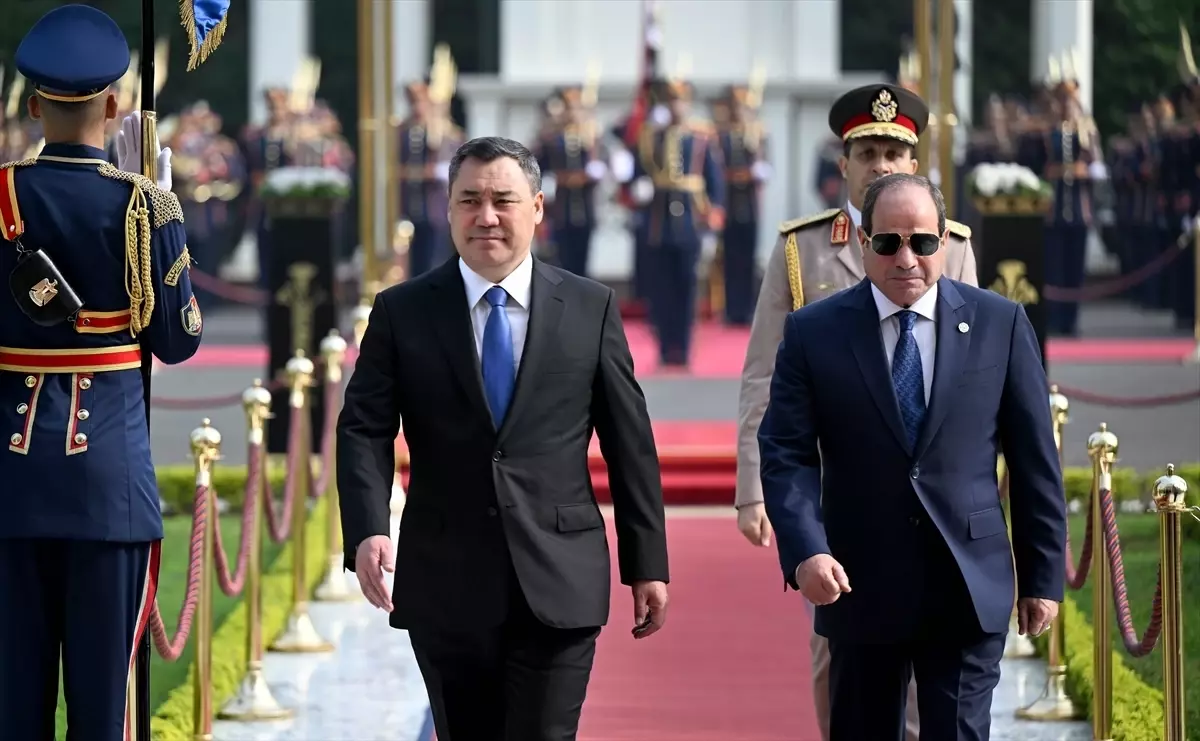 kirgizistan cumhurbaskani sadir caparov misirda resmi temaslarda bulundu PCKpUvMj.jpg