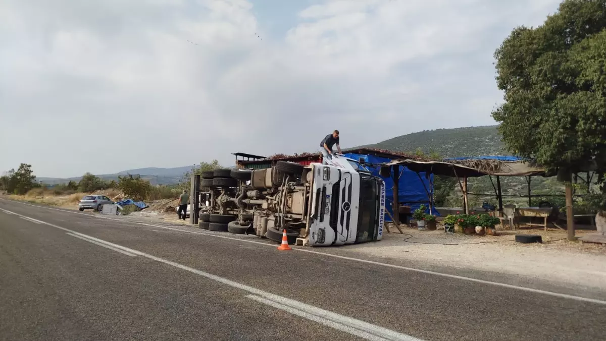 tarsusta kamyon devrildi sofor yaralandi FEqItTSx.jpg