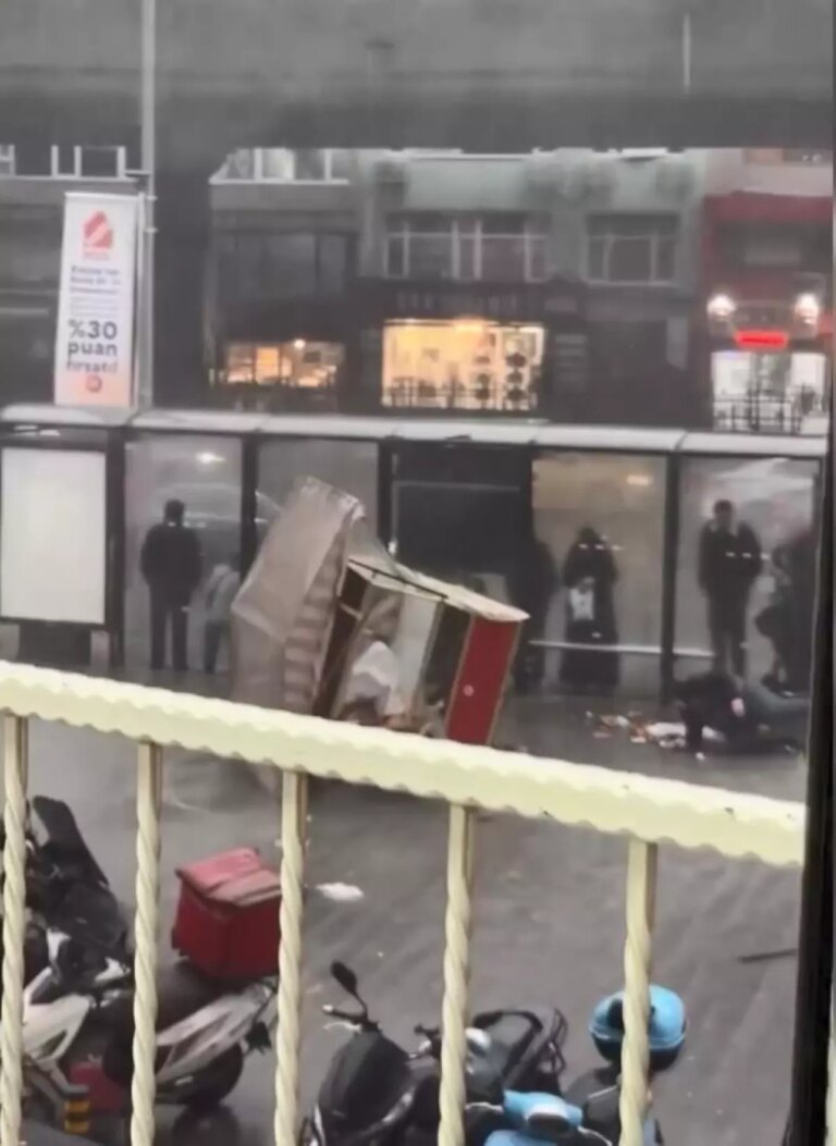 istanbulda-firtina-hasara-yol-acti-mK21RVMi.jpg