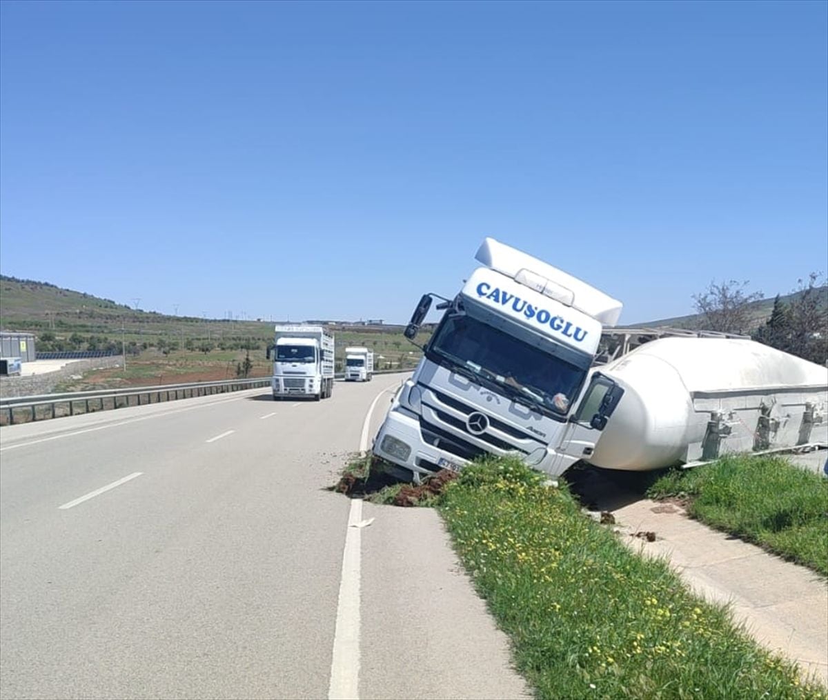 Kilis’te Kontrolden Çıkan Beton Mikseri Yolda Devrildi