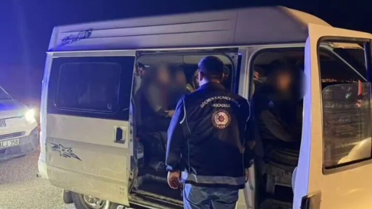 minibuste-14-kacak-gocmen-yakalandi-organizatore-124-bin-tl-ceza-qvcSz7Vf