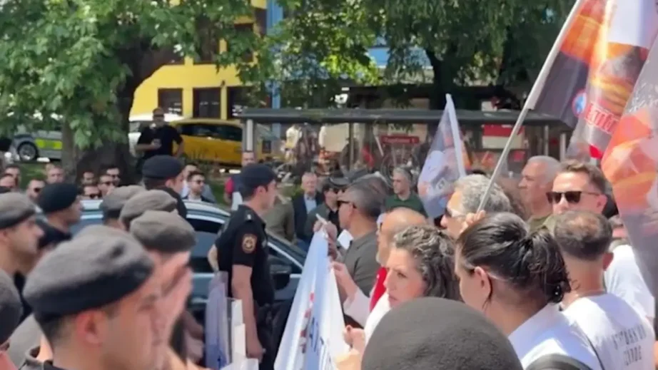 Bursa’da 19 Mayıs Kutlamalarına Polis Müdahalesi: Barikatlar Aşılarak Yürüyüş Gerçekleştirildi