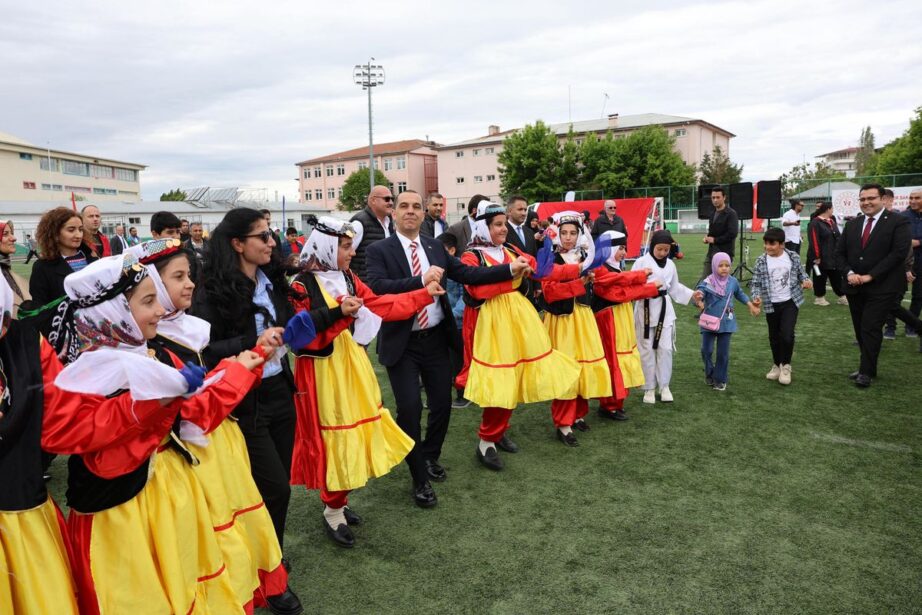 Iğdır’da 19 Mayıs Coşkusu: Vali Taşolar Gençlerle Birlikte Halay Çekti